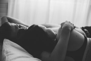 Sensuelli hetki rakastuneen parin välillä boudoirkuvauksessa