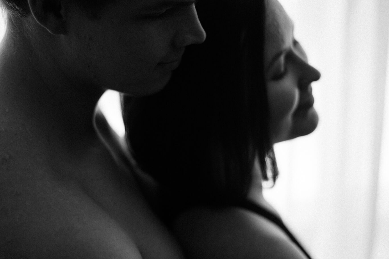 DSC_5658 Kuva rakastuneesta parista – toinen pitää toista kuin maailman tärkeintä aarretta